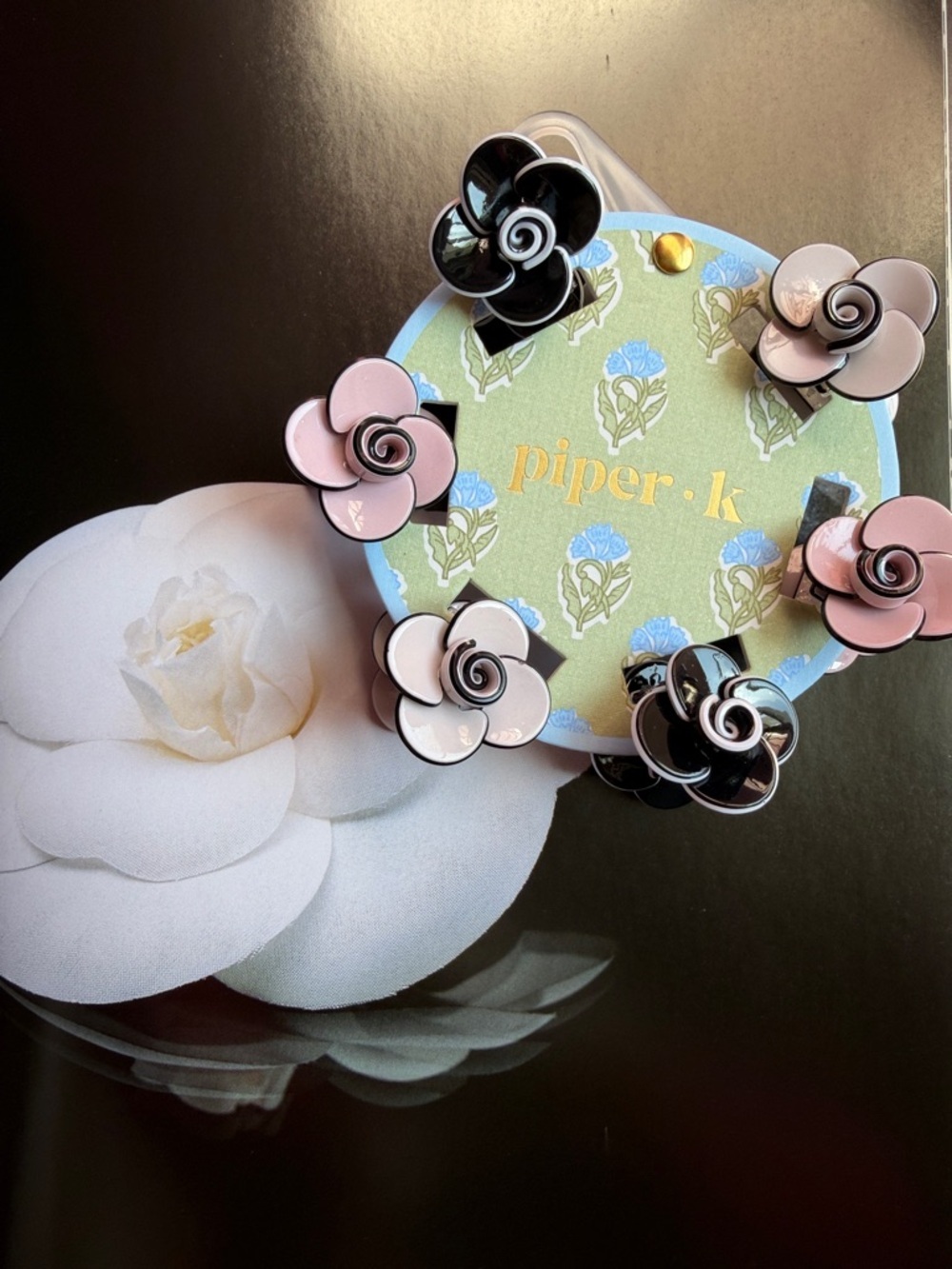 Piper.k rose-shaped hair clips. - Picture 10 of 10